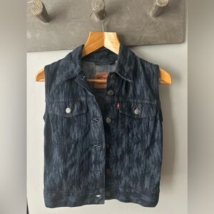 Levi’s sleeveless vest